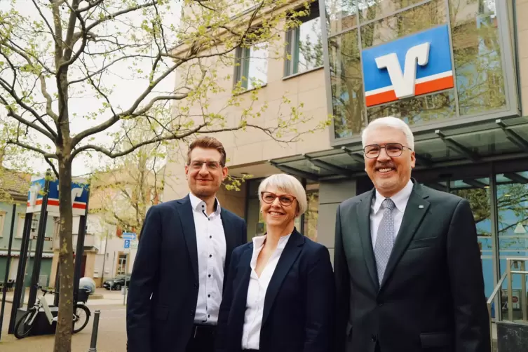 Sind zufrieden mit dem Geschäftsjahr 2023: Stefan Langer (links), Christiane Wolf und Thomas Schutt, der Ende des Jahres in Ruhe