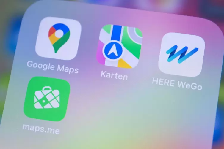 Verschiedene Karten-Apps auf einem Smartphone