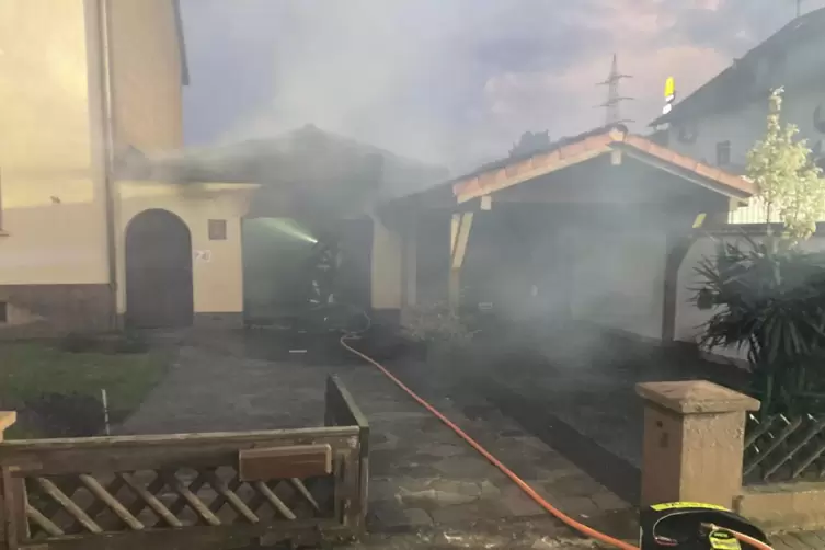 Die Feuerwehr hatte den Garagenbrand schnell unter Kontrolle.