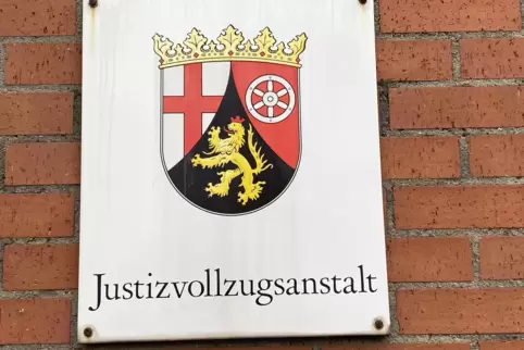 Schild an der Außenmauer der JVA Zweibrücken