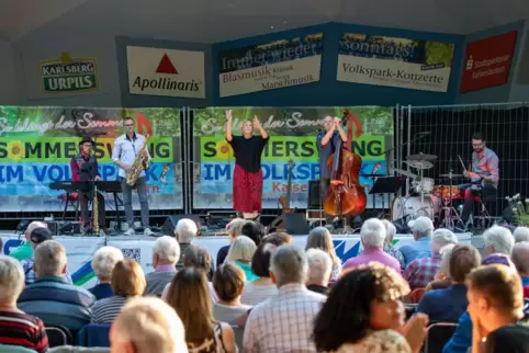  Sängerin Tina Skolik und Bassist Martin Müller, bekannt durch ihre Band Acoustic Colour, spielen am 24. Juli beim Sommerswing.