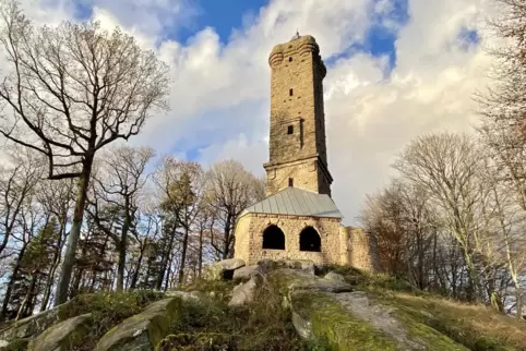 Burgartig und erhaben: der 1909 vollendete Luitpoldturm aus südwestlicher Perspektive.