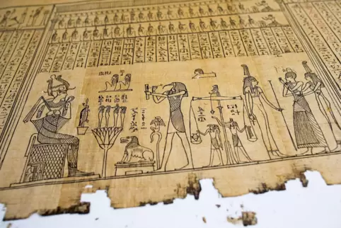 Ausschnitt aus einem vier Meter langen Papyrus aus Ägypten, der über 2500 Jahre alt ist. 