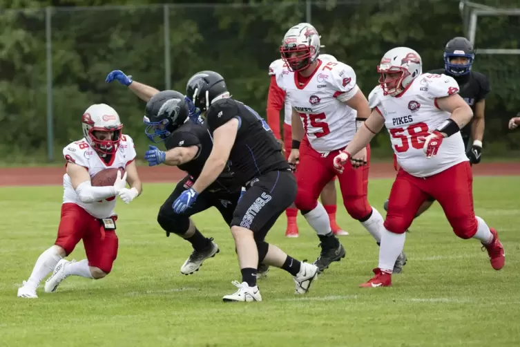 Das Spielgerät fest im Arm: Dennis Folz von den Kaiserslautern Pikes (links) in der Partie gegen die Bad Homburg Sentinels.