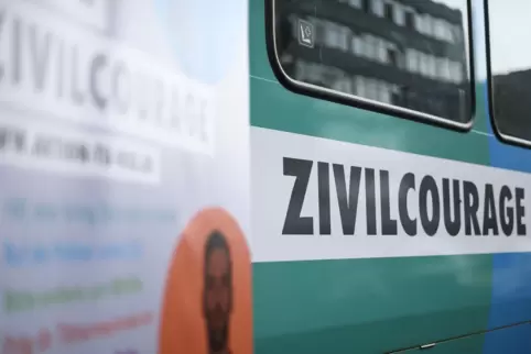 Eine Straßenbahn ist mit der Aufschrift „Zivilcourage“ der Kampagne „Tu was“ beklebt. 