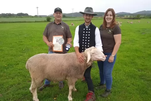 Merino-Bock Emil mit den Schäfermeistern Ralph (links), Johannes Brendel und Selina Brendel. 