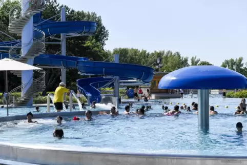 Im Freibad am Willersinnweiher unterstützen die ehrenamtlichen Wasserretter der DLRG die städtischen Mitarbeiter besonders bei d