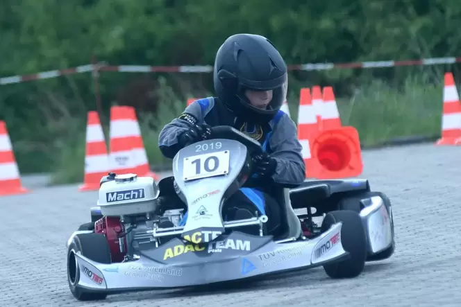 Die kleinen Kart-Flitzer starten bei einem Lauf zur ADAC-Pfalzmeisterschaft in Mehlingen.