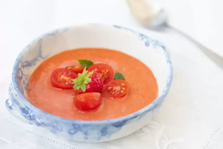 Eine Schale mit Erdbeer-Tomaten-Suppe