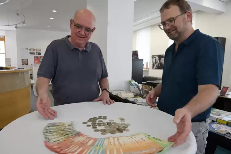 Rotary-Präsident Ansgar Uelhoff (rechts) freut sich über eine Spende über 5000 Euro von A.K.T.-Regisseur Achim Ropers.