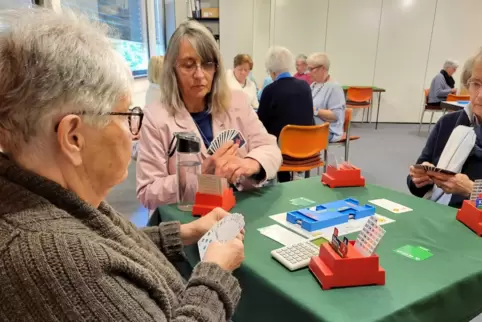 Einmal in der Woche treffen sich die Mitglieder zum gemeinsamen Bridge-Spiel. 