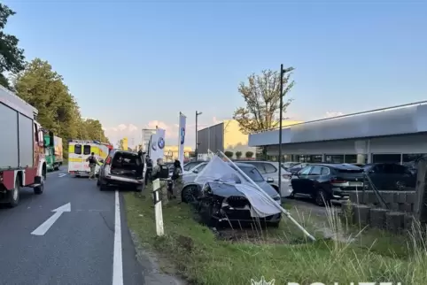 Bei dem Unfall wurden unter anderem drei Neufahrzeuge beschädigt.