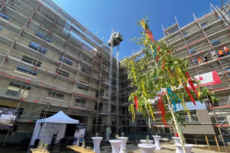 Es ist angerichtet: Innenhof der Baustelle mit Stehtischen für die Gäste und dem Richtbaum.