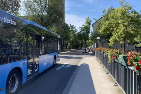 Ein Stadtbus passiert die Napoleonbrücke in der Gutenbergstraße.