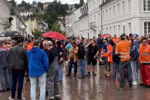 Szene vom vorigen Donnerstag: Auf ihrem Weg im Regen vom Werk zur Festhalle legen Tadano-Mitarbeiter eine Zwischenstation vor de