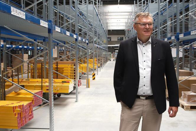 Geschäftsführer Ulrich Dähne inmitten der gelben Stabila-Wasserwaagen, die bis zu 2,40 Meter Länge produziert werden.