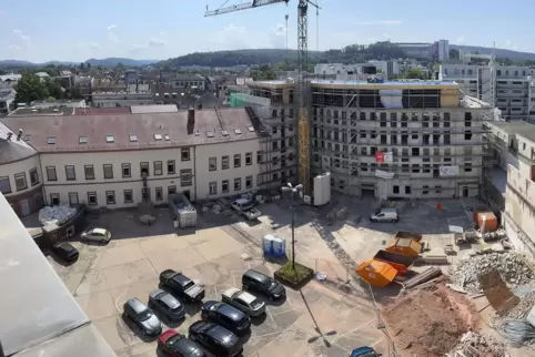 Blick in den Innenhof des neuen Cityquartiers, der früher der Posthof war. Hin zur Basteigasse steht ein Kran. Hier entstehen Ei