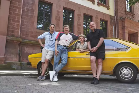 Leonard Kunz und Camille Loup Moltzen geben im Film Vater und Sohn; links im Bild ist der Kameramann Matthias Bolliger, rechts R