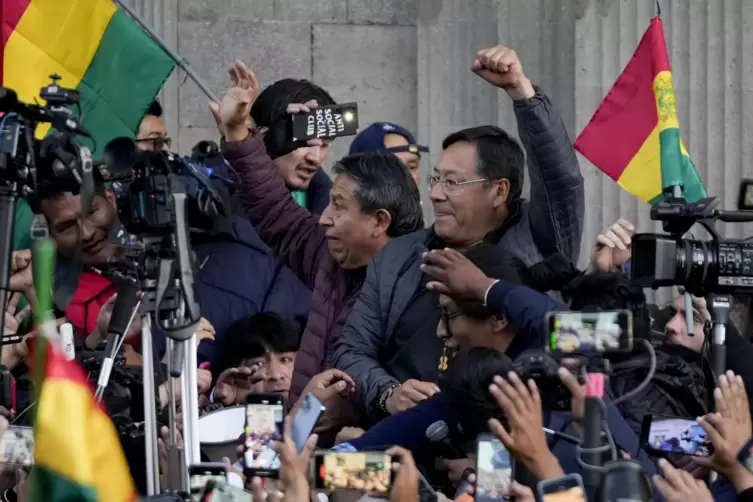 Staatsstreich abgewendet? Boliviens Präsident Luis Arce mit geballter Faust vor dem Regierungspalast in La Paz. 