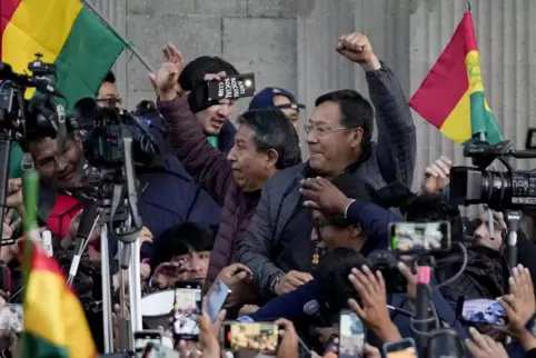 Staatsstreich abgewendet? Boliviens Präsident Luis Arce mit geballter Faust vor dem Regierungspalast in La Paz. 