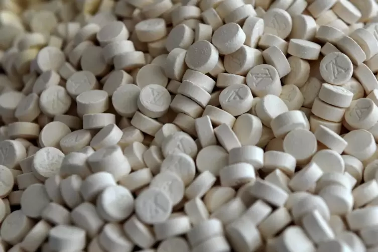 Tabletten aus einem Amphetamin-Pulver. Ein Urintest bestätigt, dass der kontrollierte Lkw-Fahrer unter dem Einfluss von Amphetam