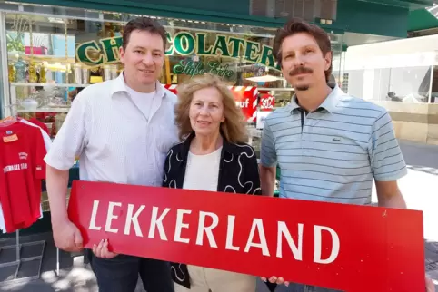 Vom Lekkerland zur Süßen Ecke: Firmengründerin Margot Dauscher mit den Söhnen Frank (li.) und Armin.