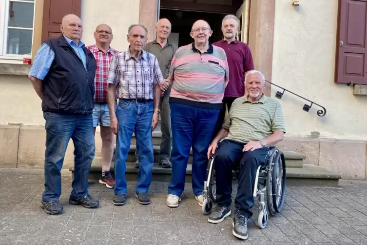 Die sieben aktiven Gauersheimer Sänger (von links): Erhard Schröder, Reiner Schlesser, Karl-Heinz Schmidt, Alfred Wagner, Walfri