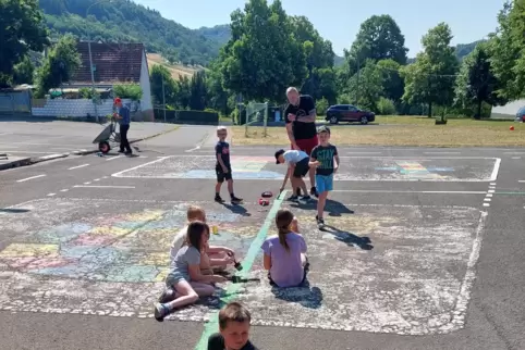 Die Grundschüler haben auch selbst Hand angelegt – hier beim Einzeichnen eines Fußballfeldes auf dem Pausenhof.