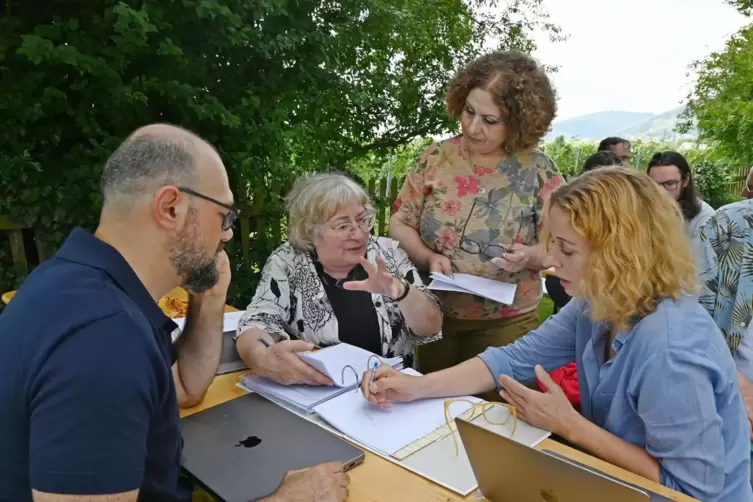 Dichter übersetzen Dichter im Garten des Künstlerhauses: von links Karén Karslyan, Armenuhi Drost-Abgarjan , Gohar Galstyan und 