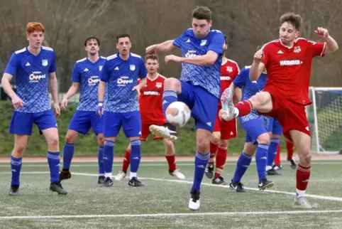 Gerade gegen die vor ihnen stehenden Teams sah der TuS Bedesbach-Patersbach (in Blau), hier im Spiel gegen die TSG Wolfstein-Roß