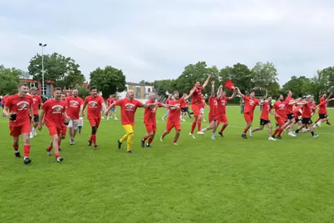 Jubel mit den Fans: die Kickers Neuhofen steigen in die A-Klasse auf. 