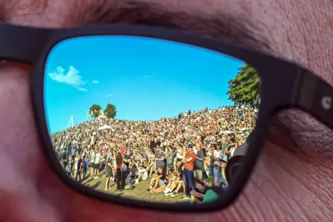 Der Mount Klotz spiegelt sich in einer Sonnenbrille. 