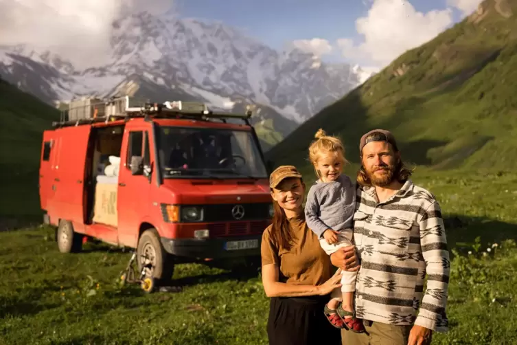 Anna Baranowski, Anouk und Michael Moritz vor ihrem Zuhause, dem Feuerwehrauto. Im Hintergrund erhebt sich der höchste Berg Geor