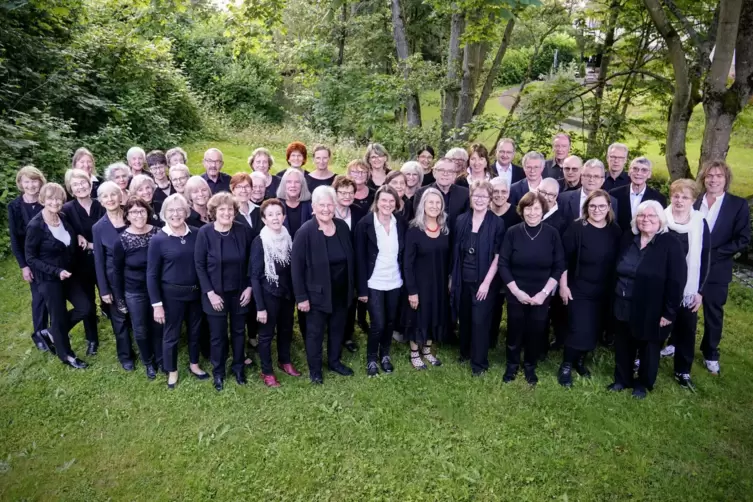 Die Kantorei mit ihrem Leiter, Kreiskantor Christian Kurtzahn. 