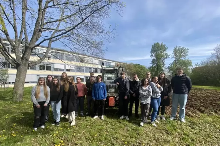 Bei ihrem Umweltprojekt bekam die Abschlussklasse Unterstützung von einem ehemaligen Schüler mit Traktor.