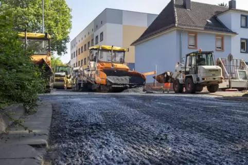 Unter der Woche wurde in der Donnersbergstraße asphaltiert. 