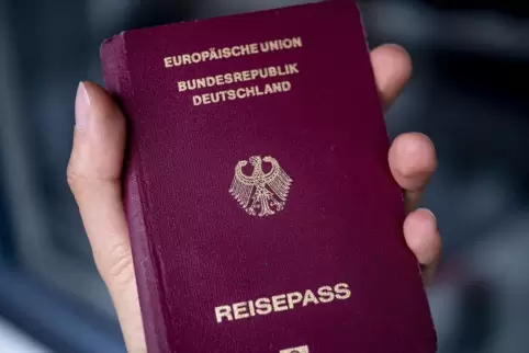 Selbst wer alle Voraussetzungen erfüllt, Deutscher zu werden, muss sich gedulden, bis er oder sie endlich den deutschen Pass in 