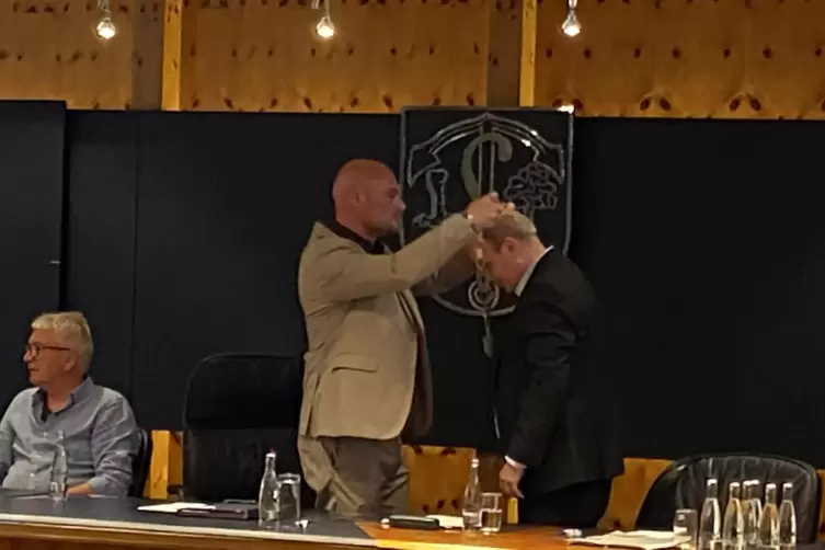 Noch-Bürgermeister Dennis Nitsche (links) hängt seinem Nachfolger Steffen Weiß die Amtskette um.