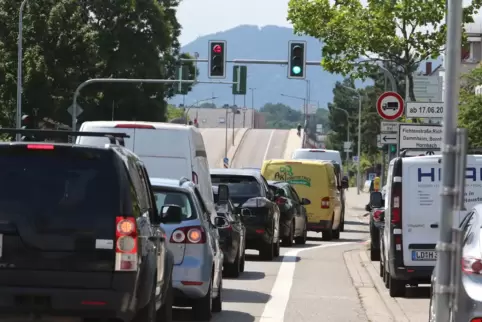 Vor der Horstbrücke staut sich der Verkehr. Die Umleitung führt über den Ring am La Ola vorbei.