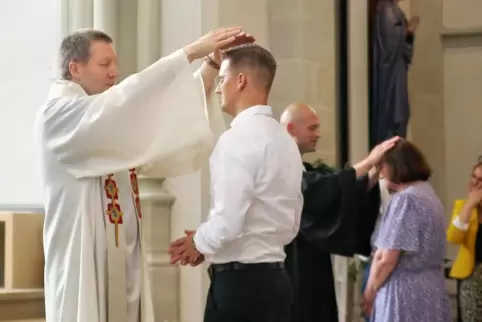 Während eines ökumenischen Gottesdient in der katholischen Kirche segneten Pfarrer Nils Schubert und Dekan Stetzenbach die Mitar