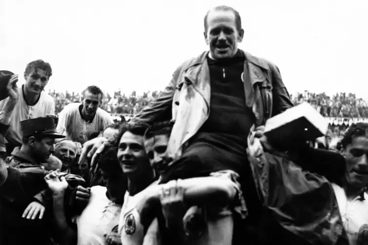 Nach dem Finale im Berner Wankdorfstadion wird Sepp Herberger am 4. Juli 1954 auf Schultern getragen. Immer an der Seite des „Bo