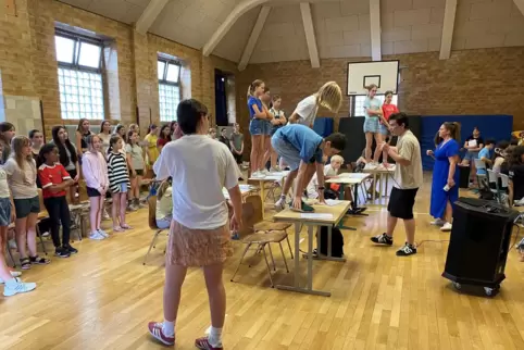 Volle Turnhalle: Über 120 Schüler probten am Freitag für die Musicalaufführung. Links ist ein Teil des Chors zu sehen, in der Mi