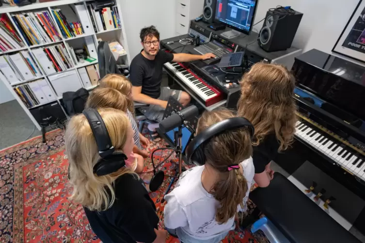 Ganz professionell: Im Tonstudio im Stage-Center nehmen Schüler der 3d einen eigenen Klassensong auf. 