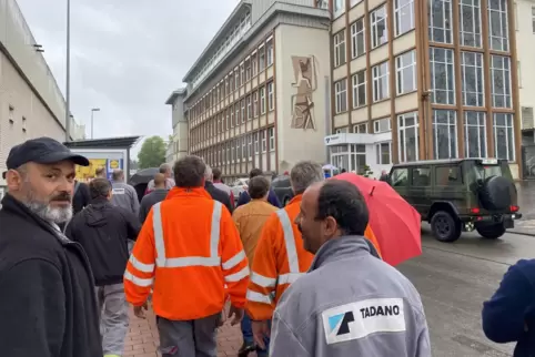 Tadano-Mitarbeiter vor dem Werksstandort Dinglerstraße.