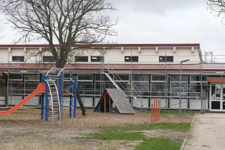 Die Ellerstadter Grundschule während der Bauarbeiten. 