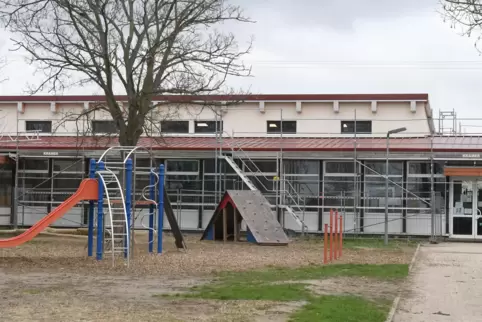 Die Ellerstadter Grundschule während der Bauarbeiten. 