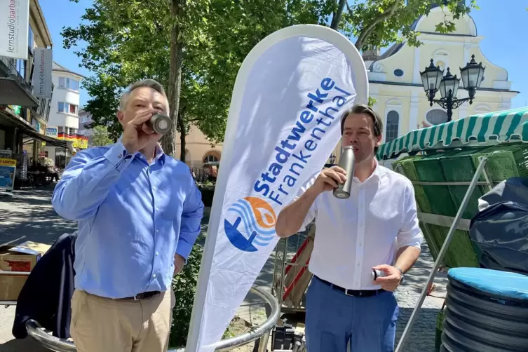 Ein Prost auf den ersten Trinkwasserbrunnen: Oberbürgermeister Nicolas Meyer (rechts) und Stadtwerke-Geschäftsführer Volkmar Lan