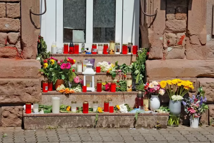 Vor der Haustür des Anwesens, in dem die 34-Jährige getötet wurde, waren Blumen abgelegt und Kerzen aufgestellt worden.