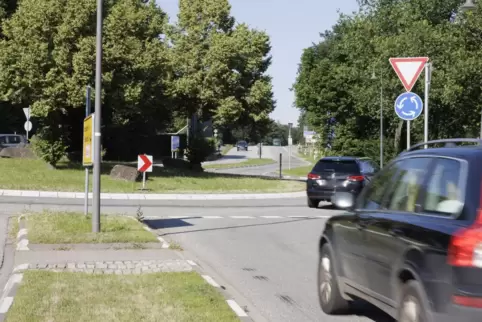 Wird saniert: Der Kreisverkehr am Ortseingang von Spesbach von Ramstein aus kommend, erhält eine neue Asphaltschicht. Vorher wir