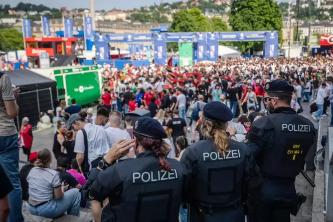 Bislang hatte die Polizei – hier in Stuttgart – relativ wenig Arbeit mit der Fußball-EM. Die meisten Fans feiern friedlich-fröhl